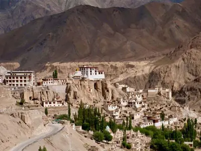 Voyage à moto en Royal Enfield de Lamayuru à Leh, découverte des routes légendaires et des vues spectaculaires du Ladakh.