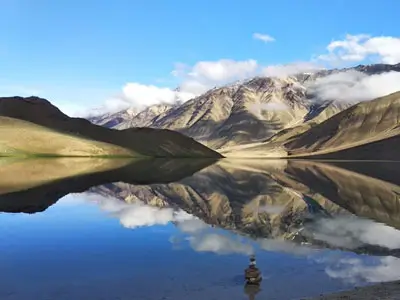 Roulez de Kaza au Lac Chandra Taal en Royal Enfield, en admirant la beauté scénique du lac glaciaire et les émotions d'un road trip himalayen.