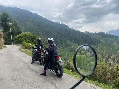 Débutez votre road trip en Royal Enfield en explorant les paysages pittoresques de Naggar, profitant de vues panoramiques sur les Himalayas.