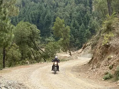 Partez de Naggar pour Jenjehli en Royal Enfield, en empruntant des routes montagneuses accidentées et en vivant l'excitation d'un road trip en haute altitude.