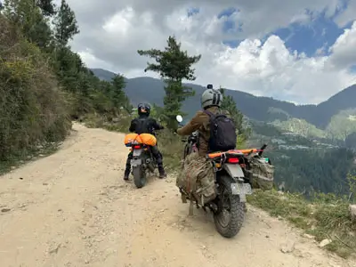 Découvrez l'aventure de la conduite de Jenjehli à Shoja sur votre Royal Enfield, avec une beauté naturelle époustouflante tout au long de votre road trip.