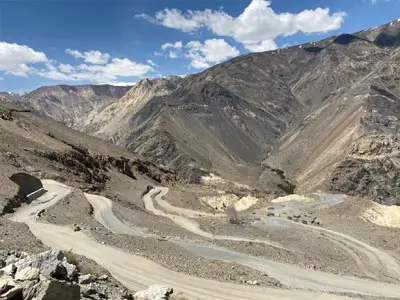 Roulez de Sangla à Nako en Royal Enfield, en admirant les paysages de haute altitude et l'excitation d'un road trip en montagne.