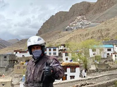 Voyagez de Nako à Kaza en Royal Enfield, découvrant les panoramas à couper le souffle d'un road trip en haute altitude.