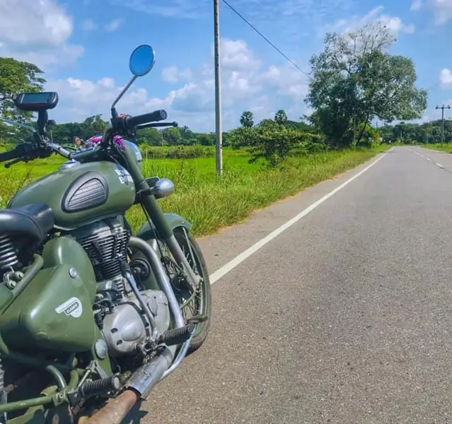 Voyage à moto Royal Enfield à travers les trésors du Sri Lanka. Exploration de paysagesmagnifiques, de sites culturels riches et de merveillesnaturelles