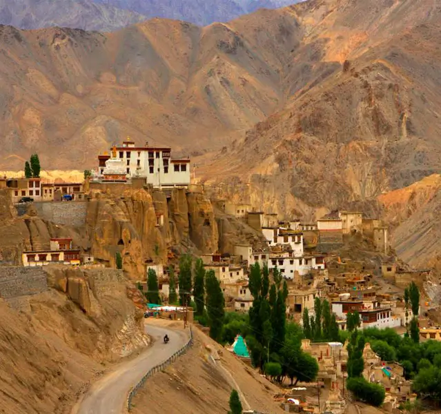 Voyage à moto Royal Enfield à travers le Ladakh dans l'Himalaya, alliant élégance et charme avec des paysagesmontagneuxspectaculaires et uneexpérienceculturelleinoubliable