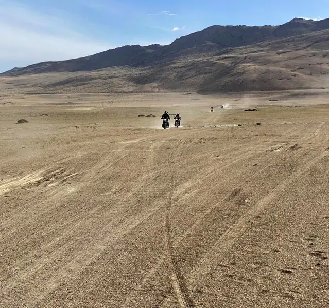 Voyage à moto Royal Enfield à travers l'équipéeTranshimalayenne dans l'Himalaya. Découvrez des paysagesmontagneuxépoustouflants et des routes  aventureuses