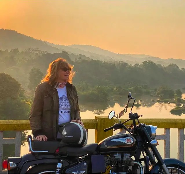 Voyage à moto Royal Enfield sur la Route de la Jungle, au sud de l'Inde, explorant les forêtsluxuriantes et la faunesauvage