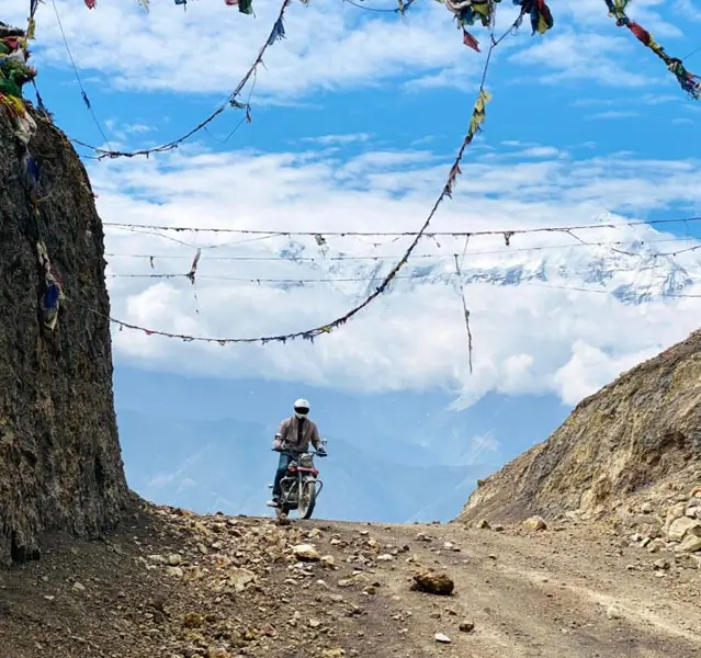 Voyage à moto sur une Royal Enfield dans le royaume légendaire de Mustang, au Népal. Exploration de paysages spectaculaires et de sites historiques fascinants