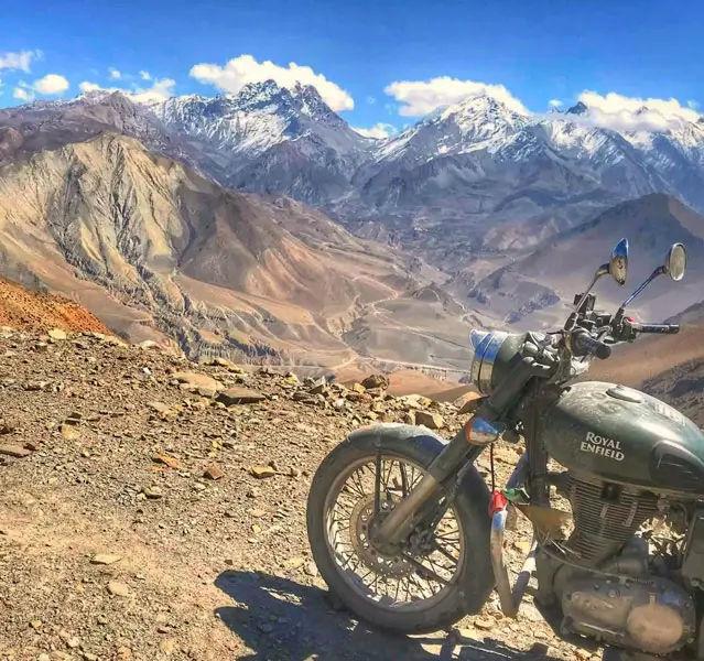 Voyage à moto Royal Enfield à travers les sommets et oasis de l'Himalaya. Explorez des paysagesmontagneuxmajestueux et des havres de paixuniques