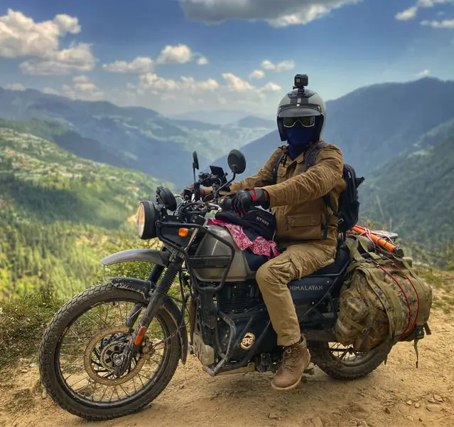 Voyage à moto Royal Enfield dans la Vallée de Spiti, sur la Route du Tibet à travers l'Himalaya, avec des paysagesmontagneuxspectaculaires et des cultures uniques