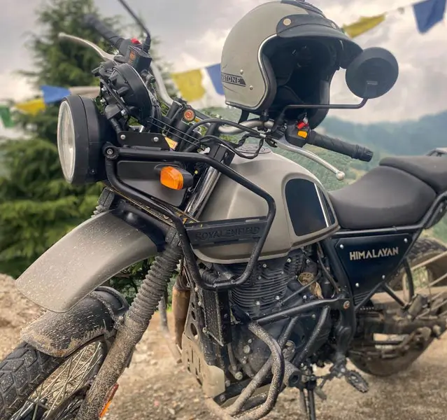 Voyage à moto Royal Enfield dans le royaumelégendaire de Mustang au Népal. Exploration de paysagesspectaculaires et de sites historiquesfascinants